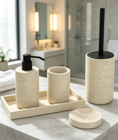 Ensemble de salle de bain élégant en résine à texture pierre, distributeur de savon, brosse de toilette