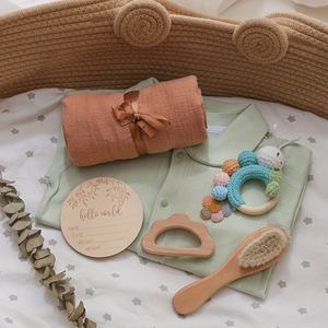Juego de Regalo de 5 Piezas de Juguetes de Ganchillo Suaves Kaiyue para Bebés Recién Nacidos, Sonajero de Mano, Mordedor de Madera, Sonajero de Hitos, Juego de Regalo para Bebés - Product Image 5
