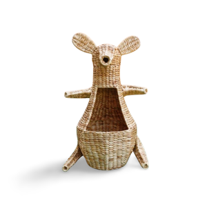Cesta de ratán Lavi, hecha a mano con jacinto de agua natural, ofrece un estilo bohemio perfecto para una decoración del hogar elegante y versátil. - Product Image 1