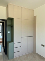 Armoire en bois avec portes coulissantes, armoire sur mesure en panneaux de classe E1 pour projets immobiliers