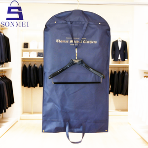 Housse de vêtement de luxe en non-tissé bleu marine avec logo imprimé, sacs de costume personnalisés pour hommes - Product Image 4