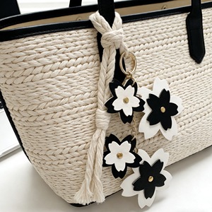 Llavero Digital Kuffskin con Diseño de Flor de Cerezo, Estilo Recortado, Ecológico, Forma 3D, Ligero, con Mosquetón, Accesorio Bonito de PU - Product Image 6