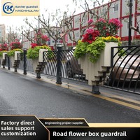 Barandilla de hierro forjado urbana con jardinera de metal, característica rellenable con agua, sin grado reflectante, sin clasificación de protección.