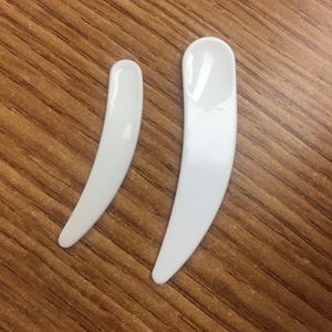 Spatole cosmetiche con cucchiaio in pp crema bianca instock a basso prezzo all'ingrosso con spatola in plastica con stampa di seta - Product Image 1