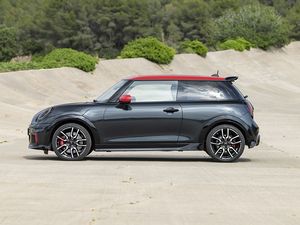 Auto a Benzina Commerciale Compatta 3 Porte 4 Posti Hatchback MINI JCW 2025 JOHN COOPER WORKS per Pendolarismo Quotidiano - Product Image 3