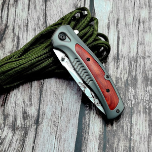Cuchillo Plegable de Acero Inoxidable con Grabado de Ciervo e Incrustaciones de Madera para Uso Doméstico - Product Image 2