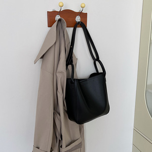 กระเป๋าโท้ทผู้หญิง สีดำ สีพื้น หัวเข็มขัดแม่เหล็ก ความจุขนาดใหญ่ ใช้ได้ทุกวัน - Product Image 4