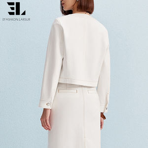 جاكيت جينز نسائي مخصص من مصنع LARSUR، صديق للبيئة، مصنوع من الليوسيل الناعم، بتصميم بومبر، بغسيل متهالك، بأزرار، قصير - Product Image 5