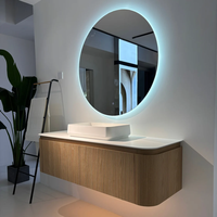 Meuble de salle de bain suspendu à texture ondulée en bois massif avec lavabo intégré et miroir rond LED en option
