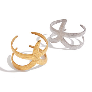 Bracelet ouvert en forme d'étoile de mer, en acier titane plaqué or 18 carats, motif martelé, inaltérable, bijou unisexe, cadeau, bracelet tendance - Product Image 1