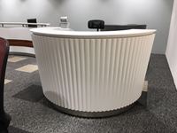 Bureau de réception d'hôtel moderne en bois sur mesure pour clinique, avec logo blanc, design commercial