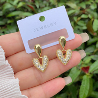 1 paire de clous d'oreilles plaqués or 18 carats en cuivre incrusté de fleurs d'étoile de style vintage élégant