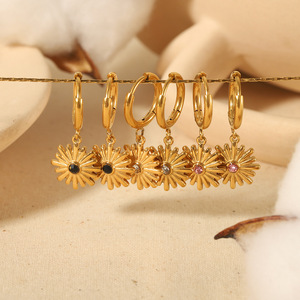 ต่างหูรูปดอกไม้ทำจากสังกะสีอัลลอยชุบทองดีไซน์เดซี่พร้อมเพทายสำหรับผู้หญิง TE6344เครื่องประดับแฟชั่นระดับไฮเอนด์แบบเรียบง่าย - Product Image 2