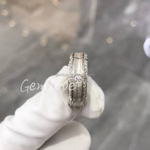 แหวนแฟชั่นสุดหรูสีทอง18K สำหรับผู้ชายได้รับการรับรองจากแล็ปซึ่งปลูกด้วยเม็ดเพชรทรงกลมออกแบบให้เป็นสถานที่ที่ออกแบบมาเป็นพิเศษสำหรับเขา - Product Image 2