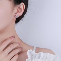 Boucles d'oreilles clous classiques en argent sterling 925 avec moissanite VVS1 couleur D et diamants de laboratoire pour femme – Fabrication de bijoux fins