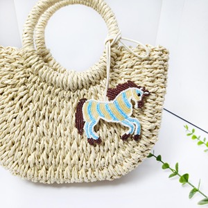 Kleurrijke handgemaakte paardenhanger met kameelbedels, witte rijstkorrel en parelontwerp, modieus bijpassend tassenaanhangsel - Product Image 5