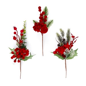 Décoration florale avec baies floquées de Bordeaux et aiguilles de pin vertes H 26,5 cm ASS. - Product Image 1