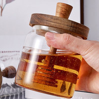 Más vendidos 500ml 16oz Tapa de madera transparente Jarabe Dispensador de miel Contenedor de almacenamiento Tarro con cucharón de madera