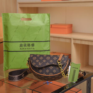 Sac à bandoulière demi-lune décontracté haut de gamme pour femmes. Texture unique. Tendance et élégant..611 - Product Image 2