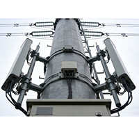 Poteau utilitaire avec fonction de transmission d'énergie et de télécommunication
