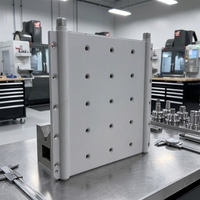 Изготовленные на заказ прецизионные алюминиевые детали для ЧПУ-обработки: пластина водяного охлаждения с поверхностной шероховатостью Ra 0.8 мкм и допуском плоскости 0.05 мм