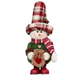 Nouvelles décorations de Noël transfrontalières en tissu : Poupées décoratives Père Noël, Bonhomme de neige et Renne à motif écossais en position debout pour une ambiance festive - Product Image 5