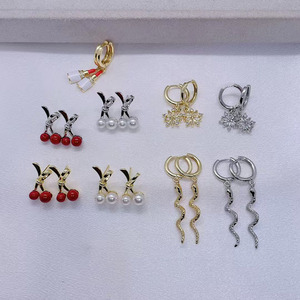 EM1447 Boucles d'oreilles à tige en émail plaqué or et cerise rouge, émail des années <span class=keywords><strong>80</strong></span> rouge blanc <span class=keywords><strong>maquillage</strong></span> flocon de neige boucles d'oreilles Huggie Hoop - Product Image 3