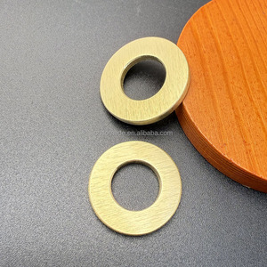 Étiquette circulaire en laiton massif, bord poli, épaisseur 3 mm, diamètre 28 mm, face intérieure fraisée, <span class=keywords><strong>ornement</strong></span> estampé en laiton - Product Image 4