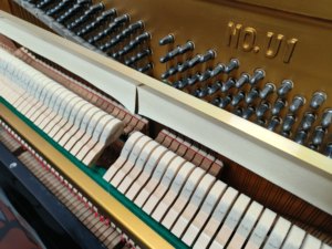 Piano Vertical Clásico Yamaha U1D, Importado de Japón, Artesanía Superior, Acabado Negro, Rendimiento Impecable - Product Image 6