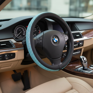 Housse de volant élégante et mature à carreaux avec cristaux, en cuir PU et peluche courte, ajustement universel, antidérapante, pour décoration de voiture - Product Image 1