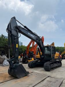 Excavatrice sur chenilles d'occasion Hyundai HX220HD, idéale pour les travaux de fondation et de développement de terrains - Product Image 2