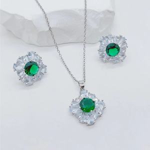 Ensemble de bijoux émeraude plaqués or 18 ct, ensemble 2 pièces/ensemble de haute qualité, boucles d'oreilles et collier géométriques en zircon pour femmes - Product Image 5