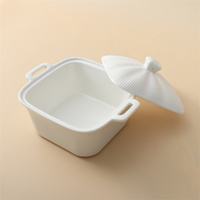 Plat de cuisson rectangulaire en porcelaine blanche gaufrée à rayures avec couvercle, idéal pour la cuisson maison, la soupe et les plats au four