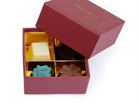 Boîte à chocolat magnétique de luxe avec logo personnalisé et séparateurs pour macarons, truffes et confiseries artisanales