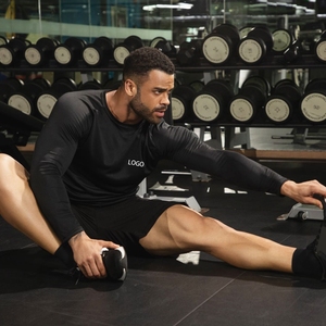 Venta al por mayor de ropa deportiva 140 GSM de alta elasticidad de color sólido de manga larga Camiseta de gimnasio para hombres - Product Image 2