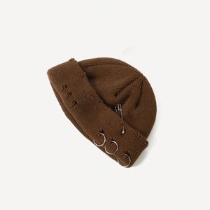 Bonnet tricoté unisexe en acrylique 100% avec patch personnalisé, manchette courte, style pêcheur vieilli, clous décoratifs, idéal pour la plage, vente en gros sous marque privée - Product Image 5