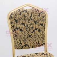 Chaises et tables de banquet de luxe en métal empilables à motif doré moderne pour hôtels, restaurants, mariages et événements festifs