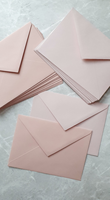 Enveloppes rose poudré C7 s'adaptent parfaitement à notre papeterie de mariage DIY. Le pack comprend 20 petites enveloppes rose poudré.