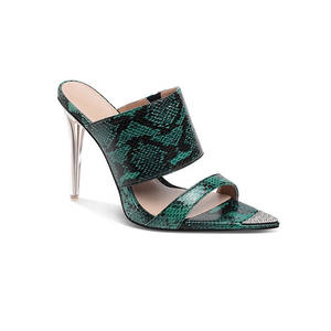 Sandales en peau de serpent à <span class=keywords><strong>talon</strong></span> transparent bon marché en gros d'usine sandales pantoufles à talons aiguilles fantaisie à bout pointu - Product Image 1