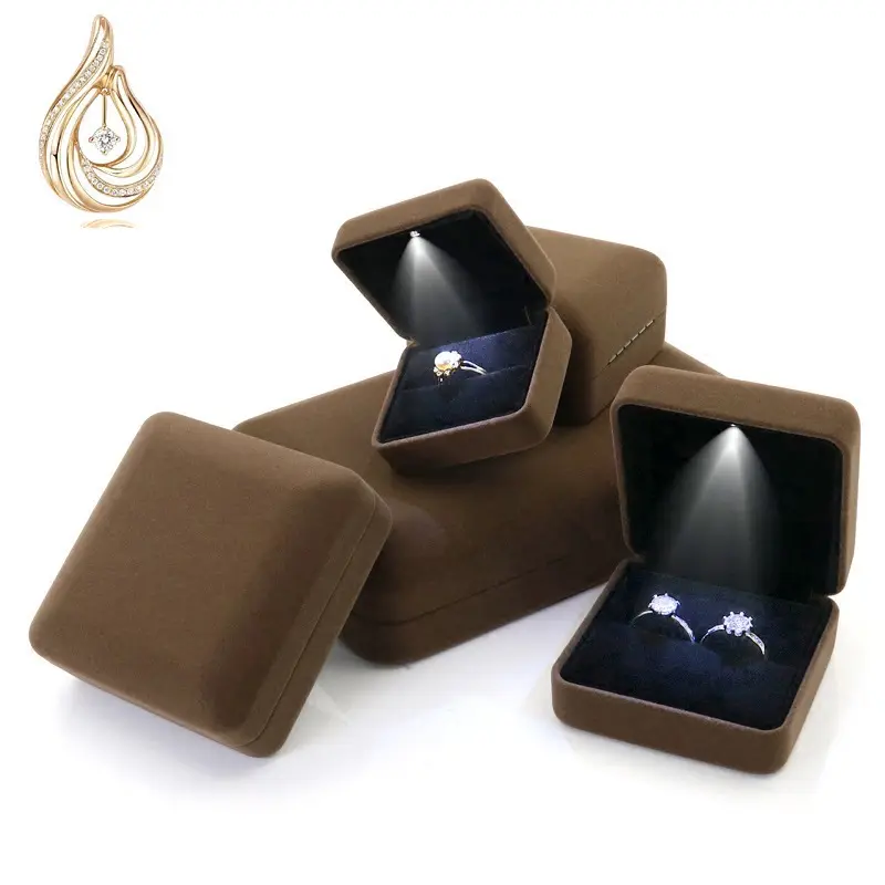 Boîte à bijoux LED laque noire logo estampage à l'or paquet de bijoux LED de luxe bague personnalisée boîte à bijoux en diamant avec lumières