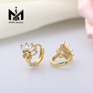 Pendientes Huggie de oro laminado de circonita <span class=keywords><strong>multicolor</strong></span> baratos al por mayor, joyería de latón de estilo clásico para mujer - Product Image 5