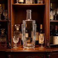 Bouteille en verre transparente carrée à facettes, moderne et luxueuse, personnalisée en usine, avec bouchon en liège pour whisky, gin, rhum, emballage en carton