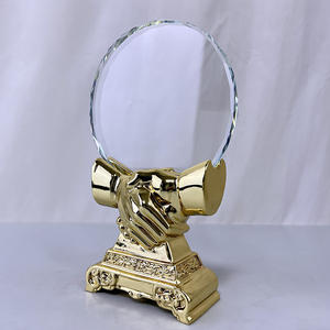 Mano dorada de resina con placa de cristal transparente Premios Trofeo de apretón de manos - Product Image 5