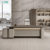 Ensemble de bureau exécutif LIYU en forme de L avec bibliothèque murale, rangement latéral, chaise à dossier haut, mobilier de bureau en bois avec éclairage LED et design cannelé