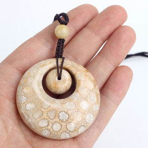 Nouveau Pendentif Donut en Cristal de Jade Corail Naturel Sculpté, Design Artisanat, Motif Mère-Enfant, pour la Fabrication de Bijoux - Product Image 6