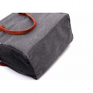 Bolsa Térmica Reutilizable y Elegante para Lonche, con Correa de Hombro y Porta Botella de Agua, para Mujer - Product Image 4