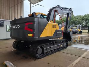 Excavatrice hydraulique Volvo EC130 de 13 tonnes avec godet de terrassement, équipement de construction d'occasion - Product Image 2