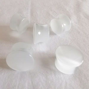 [جي بي-903] مجوهرات ثقب الجسم بتصميم جديد، مصقولة بدرجة عالية، حلق أذن فريد من نوعه بعين القط البيضاء، مقاسات صغيرة وكبيرة، تصميم مسطح وواسع، بيع بالجملة - Product Image 2