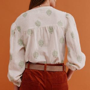 Chemisier brodé beige élégant et décontracté pour femme, avec laçage frontal, manches fendues et épaules tombantes - Product Image 2