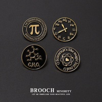 Broche créative Pi, écusson métallique en argent plaqué or avec formule chimique élémentaire, pour vêtements, sacs et accessoires d'étudiant